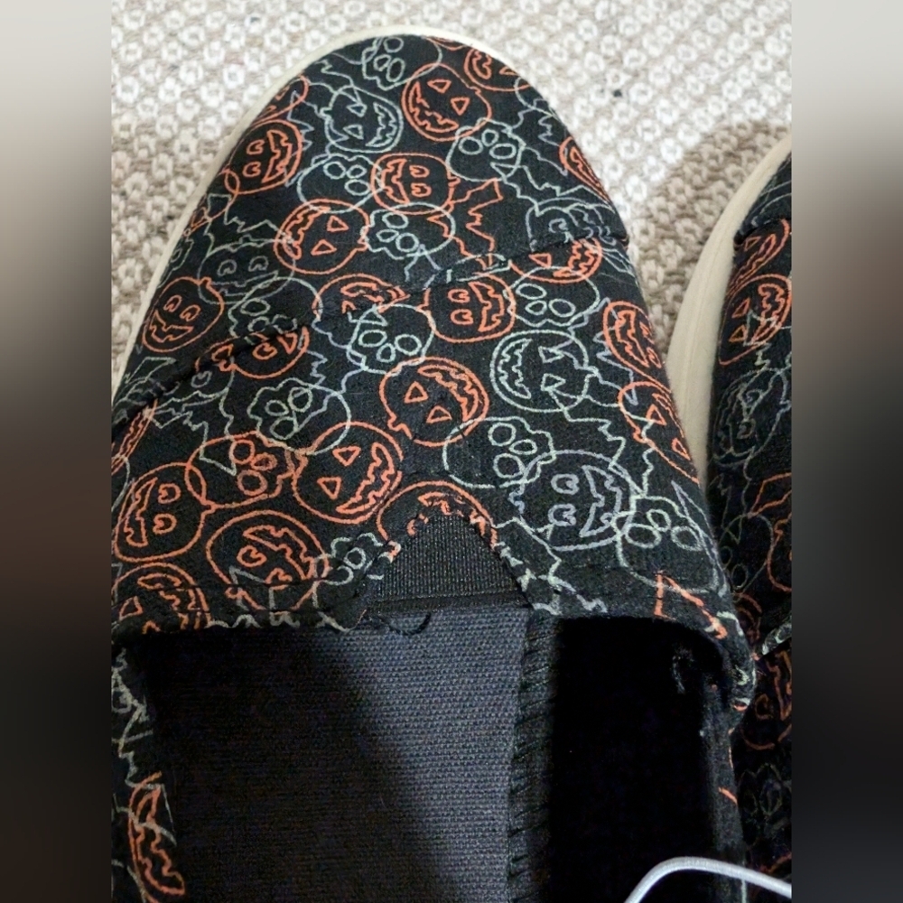 Tommy Bahama Halloween Themed Slip-On Shoes Memory Foam Glow In The Dark - Picture 4 of 9